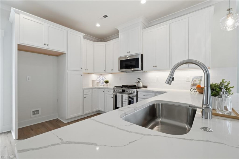 Photo 11 of 39 residential for sale in Virginia Beach virginia