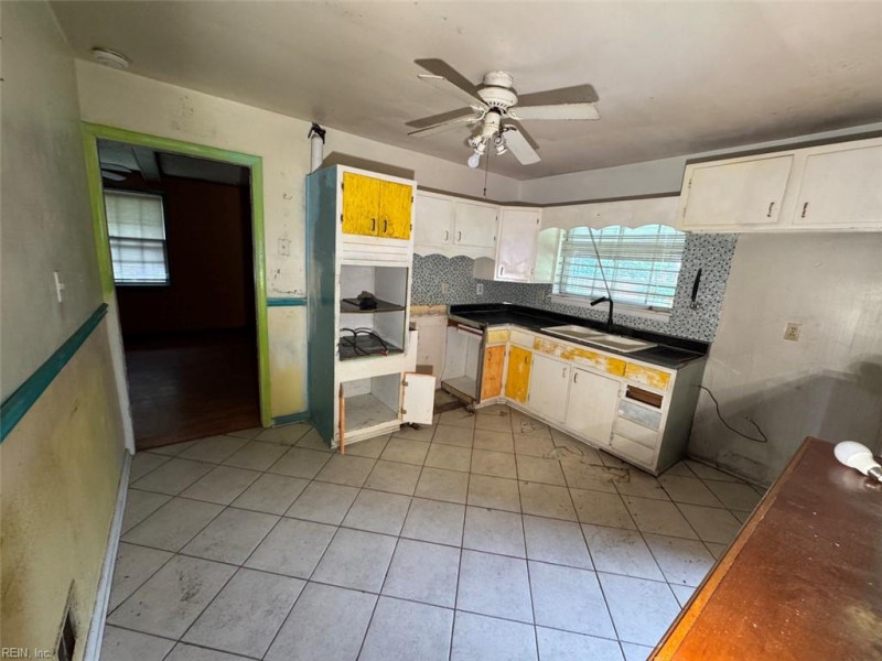 Photo 3 of 6 residential for sale in Virginia Beach virginia