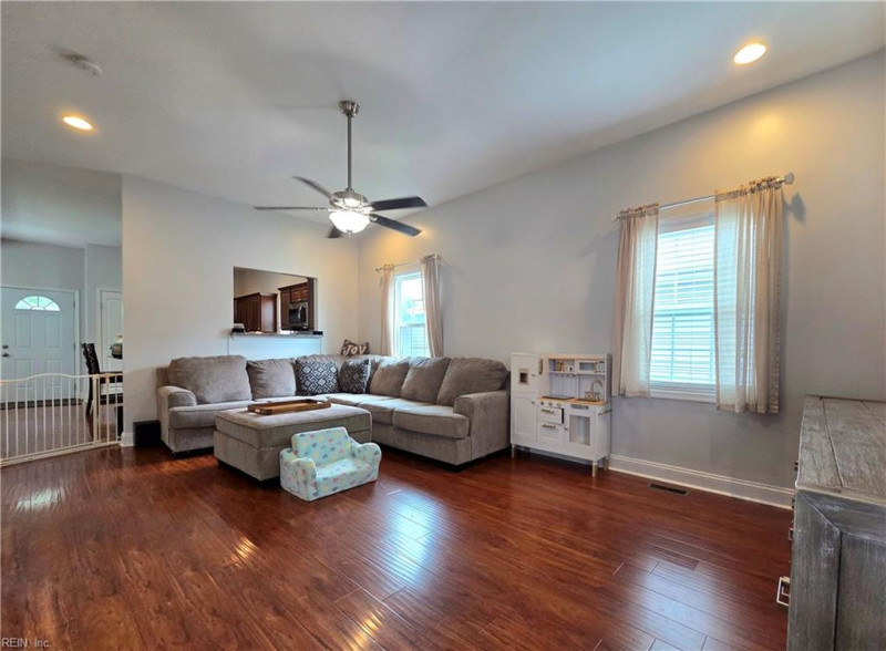 Photo 4 of 41 residential for sale in Hampton virginia