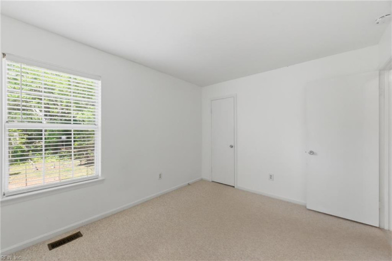 Photo 16 of 25 residential for sale in York County virginia