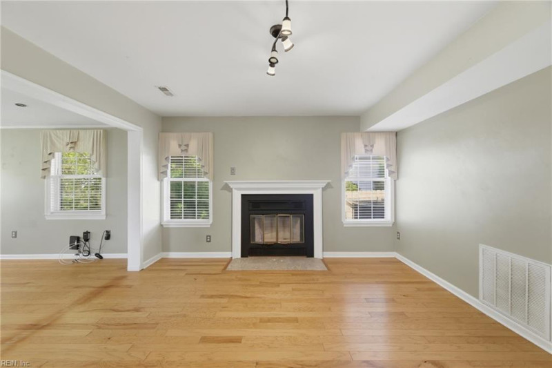 Photo 9 of 25 residential for sale in York County virginia