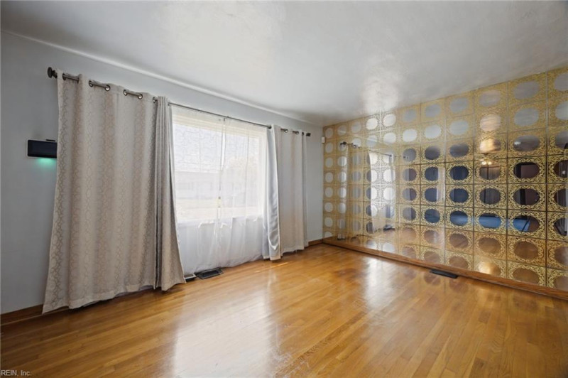 Photo 4 of 32 residential for sale in Hampton virginia