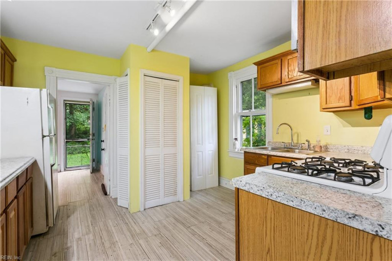 Photo 18 of 41 residential for sale in Hampton virginia