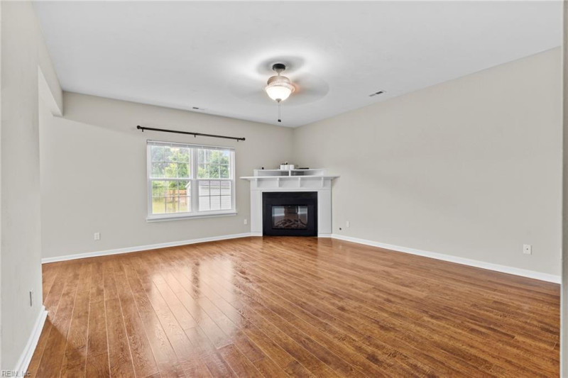 Photo 8 of 43 residential for sale in Chesapeake virginia