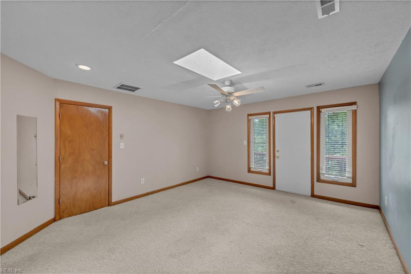Photo 16 of 33 residential for sale in Hampton virginia