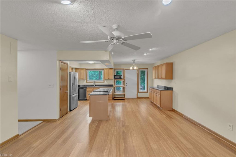 Photo 6 of 33 residential for sale in Hampton virginia