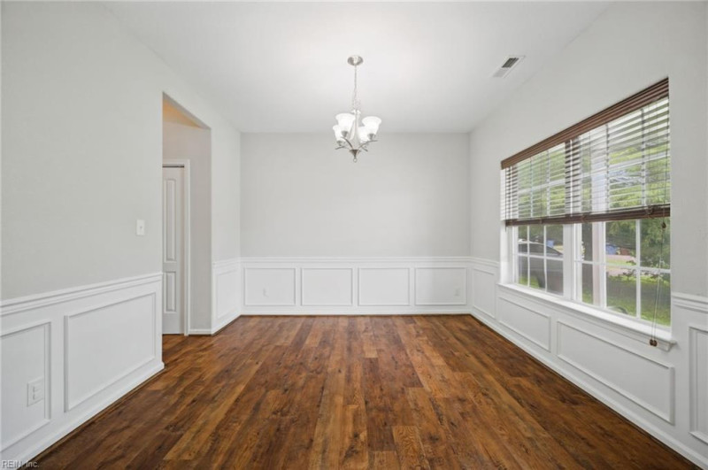 Photo 12 of 35 residential for sale in Chesapeake virginia