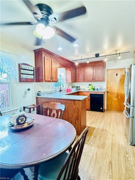 Photo 10 of 24 residential for sale in Chesapeake virginia
