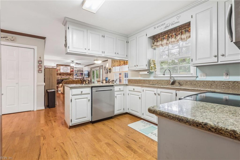 Photo 10 of 50 residential for sale in York County virginia