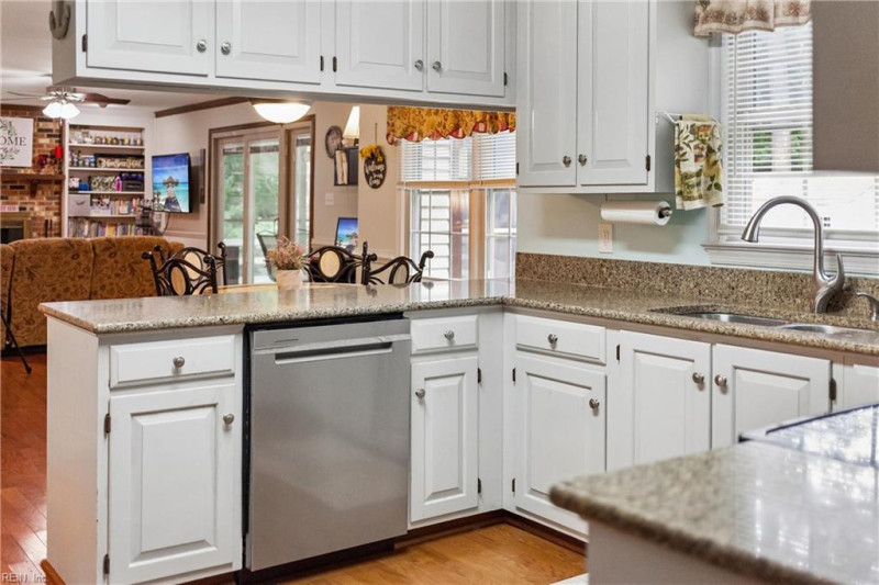 Photo 14 of 50 residential for sale in York County virginia