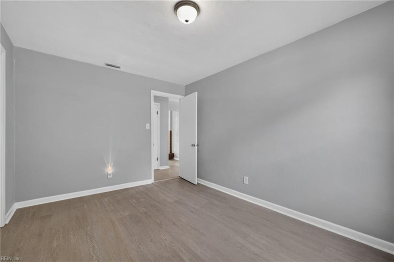 Photo 18 of 30 residential for sale in Chesapeake virginia