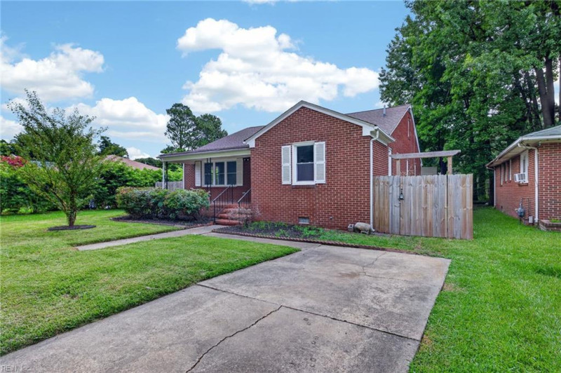 Photo 2 of 30 residential for sale in Chesapeake virginia