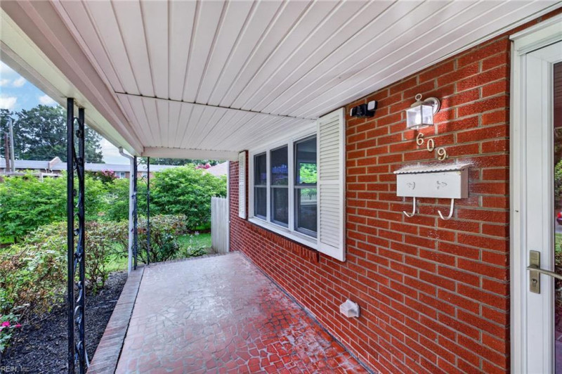 Photo 4 of 30 residential for sale in Chesapeake virginia
