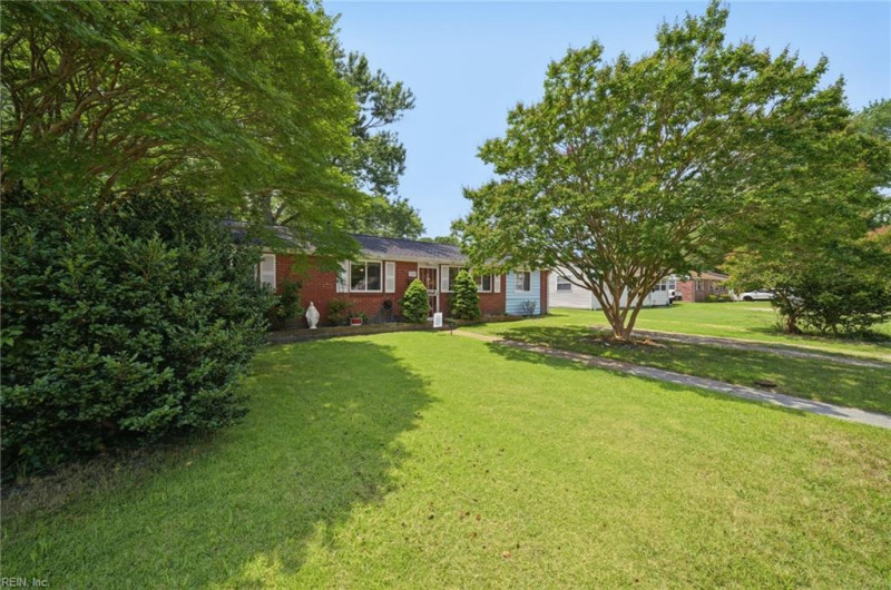 Photo 3 of 34 residential for sale in Hampton virginia