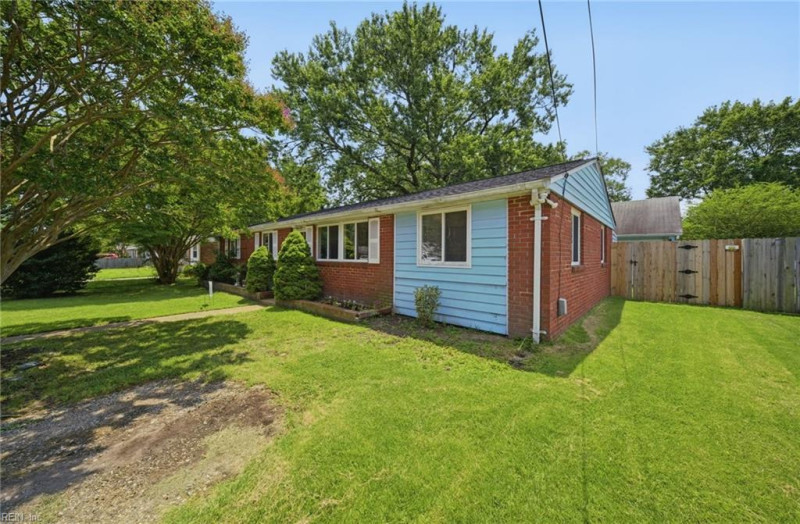 Photo 4 of 34 residential for sale in Hampton virginia