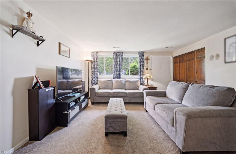 Photo 7 of 34 residential for sale in Hampton virginia