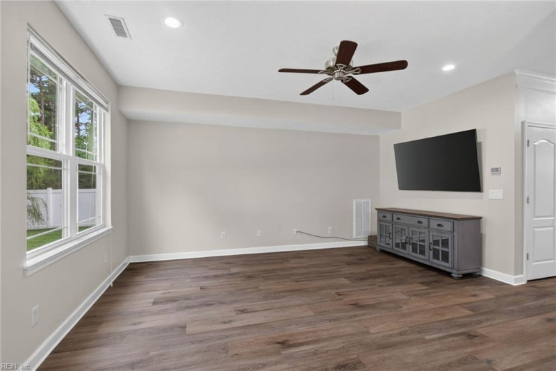 Photo 8 of 28 residential for sale in Gloucester County virginia