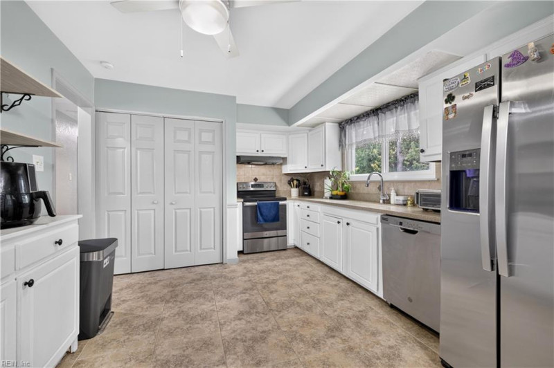 Photo 3 of 38 residential for sale in Virginia Beach virginia