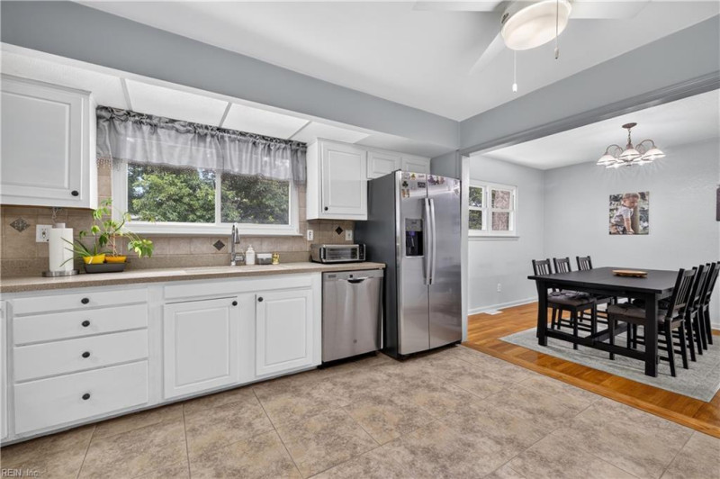 Photo 4 of 38 residential for sale in Virginia Beach virginia