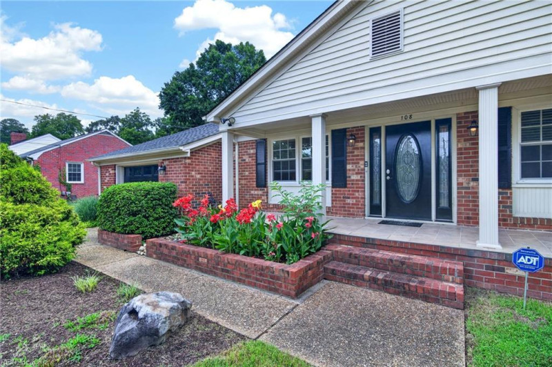 Photo 4 of 39 residential for sale in York County virginia