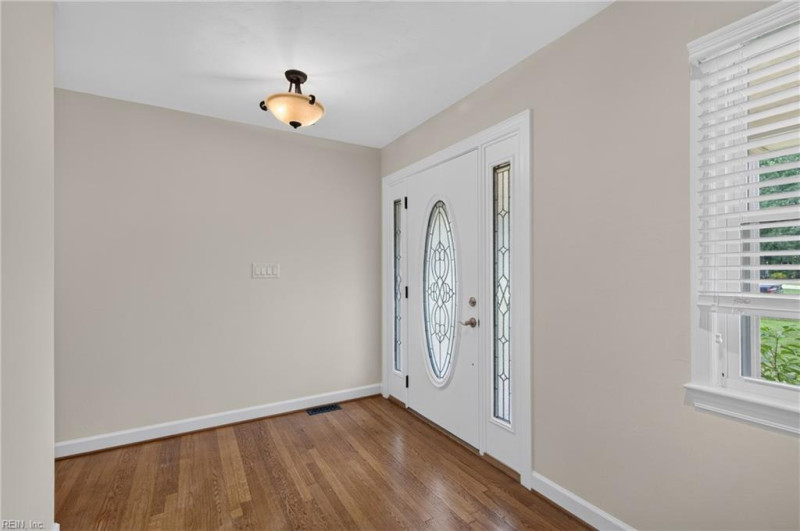 Photo 5 of 39 residential for sale in York County virginia