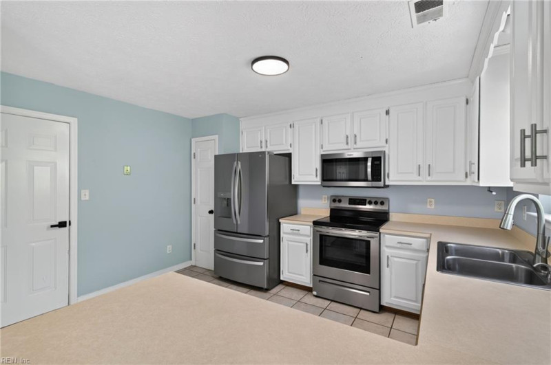 Photo 14 of 48 residential for sale in York County virginia