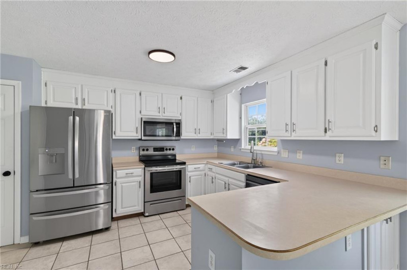 Photo 15 of 48 residential for sale in York County virginia