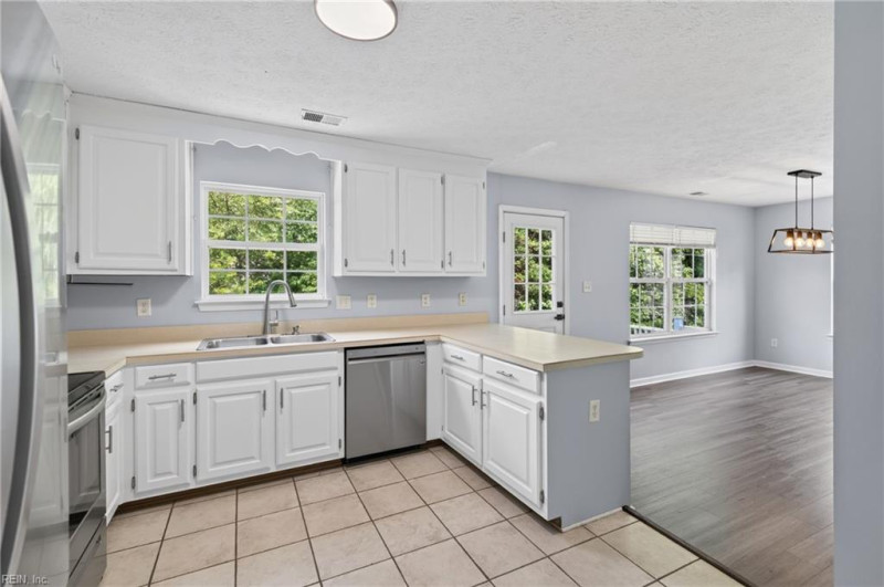 Photo 16 of 48 residential for sale in York County virginia