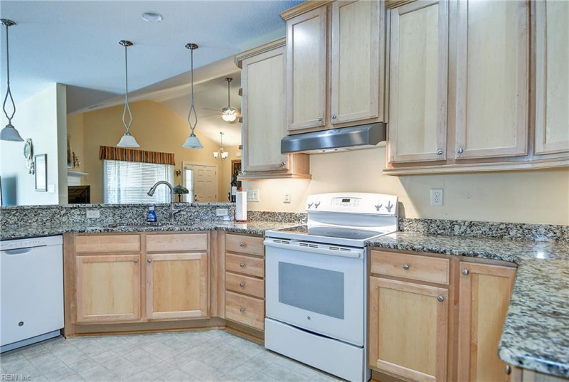 Photo 5 of 43 residential for sale in Chesapeake virginia