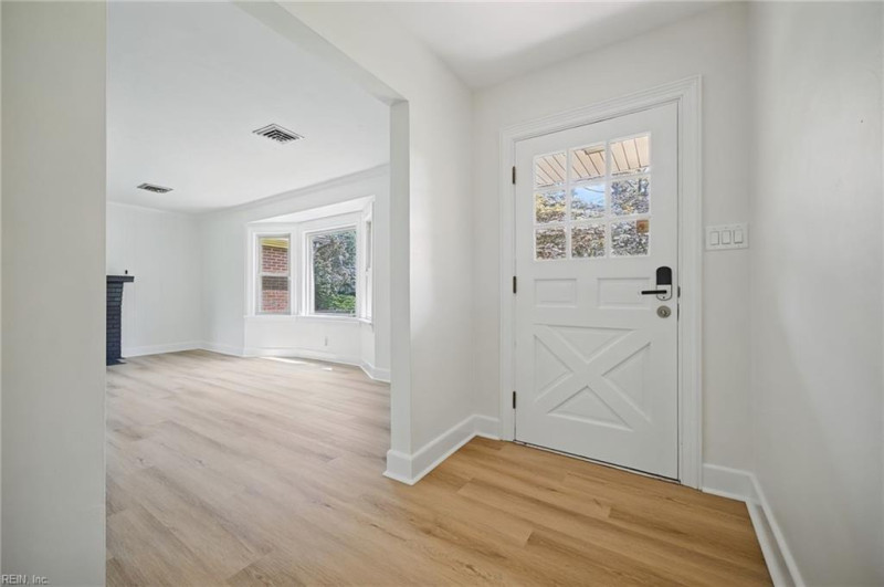 Photo 4 of 34 residential for sale in Chesapeake virginia