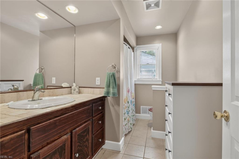 Photo 17 of 41 residential for sale in Portsmouth virginia