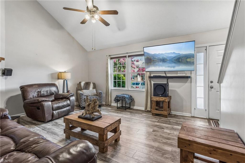 Photo 4 of 17 residential for sale in York County virginia