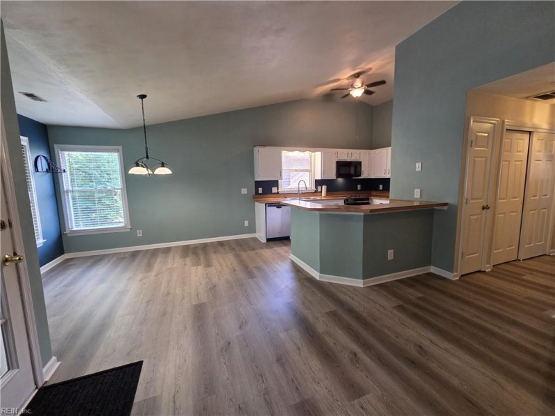 Photo 14 of 29 residential for sale in York County virginia