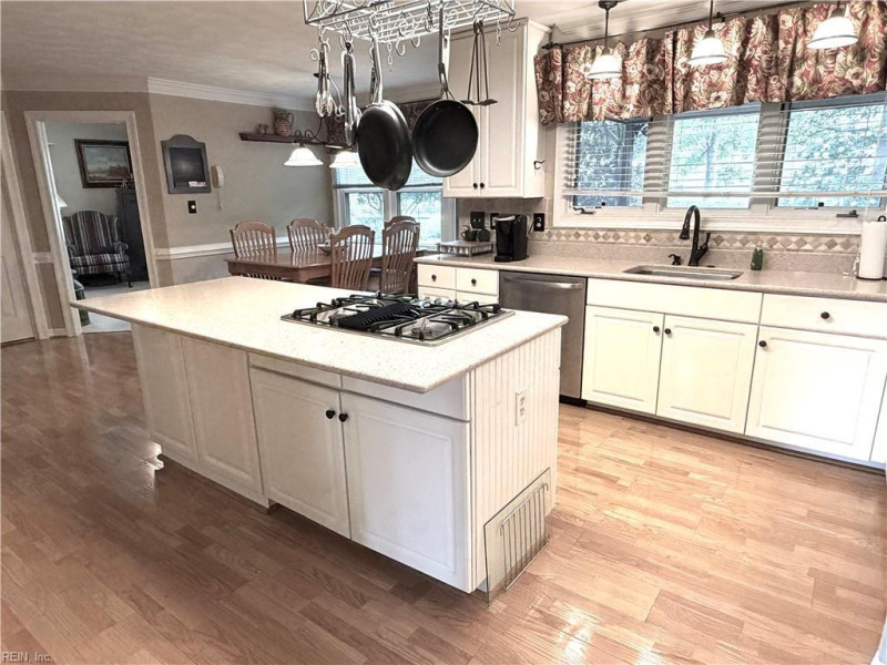 Photo 13 of 50 residential for sale in Chesapeake virginia