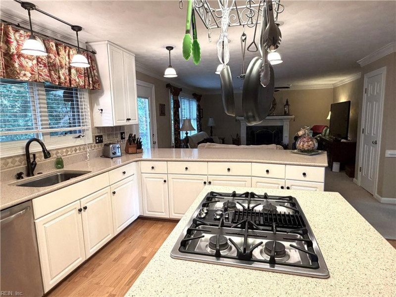 Photo 16 of 50 residential for sale in Chesapeake virginia