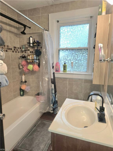 Photo 18 of 35 residential for sale in Portsmouth virginia