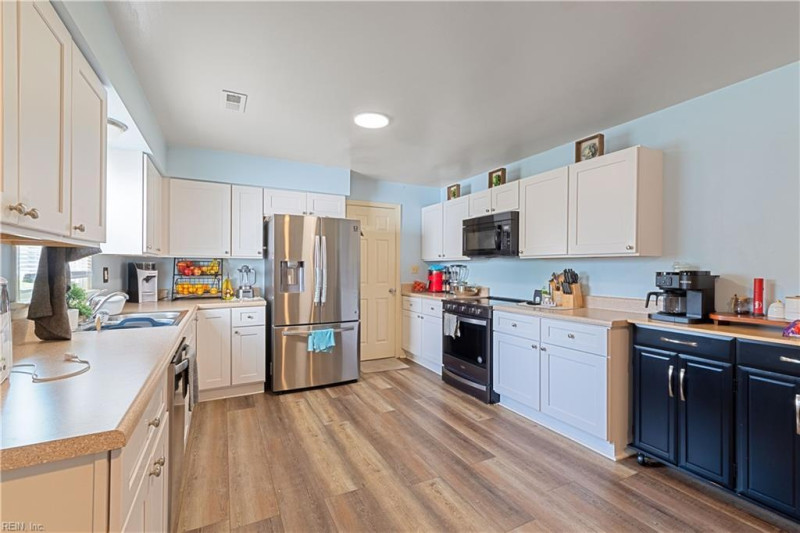 Photo 10 of 42 residential for sale in Chesapeake virginia
