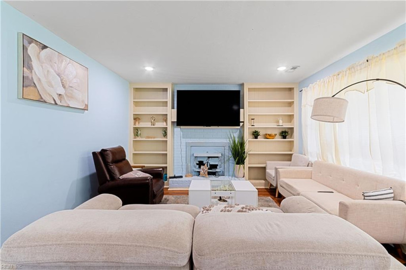 Photo 4 of 42 residential for sale in Chesapeake virginia
