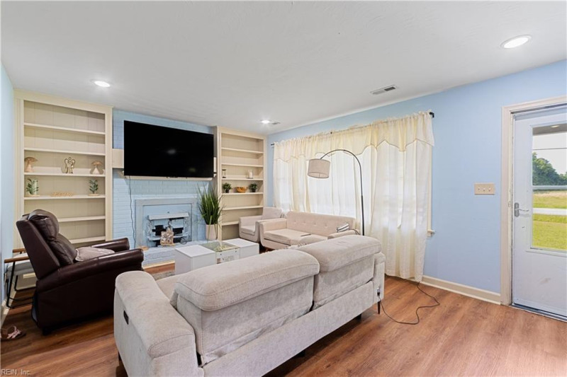 Photo 5 of 42 residential for sale in Chesapeake virginia