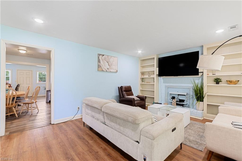 Photo 7 of 42 residential for sale in Chesapeake virginia
