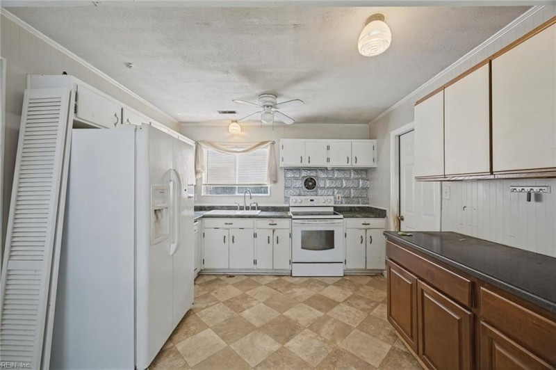 Photo 11 of 34 residential for sale in Newport News virginia