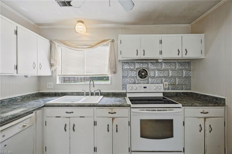 Photo 13 of 34 residential for sale in Newport News virginia