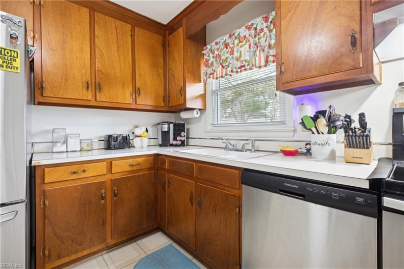 Photo 9 of 27 residential for sale in Newport News virginia