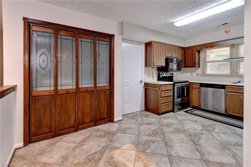 Photo 13 of 30 residential for sale in Hampton virginia