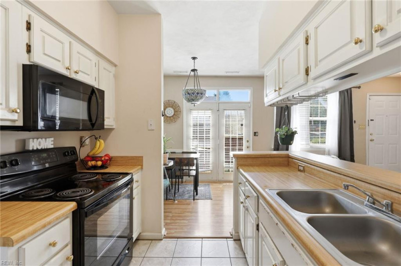 Photo 4 of 49 residential for sale in Chesapeake virginia
