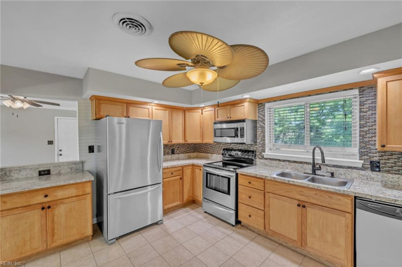 Photo 7 of 28 residential for sale in Chesapeake virginia