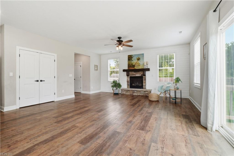 Photo 10 of 43 residential for sale in Chesapeake virginia