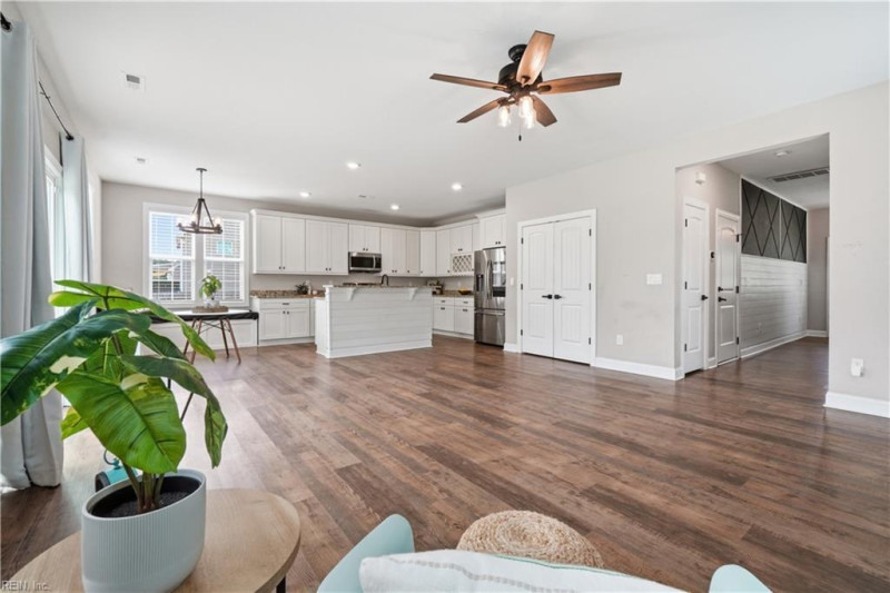 Photo 11 of 43 residential for sale in Chesapeake virginia