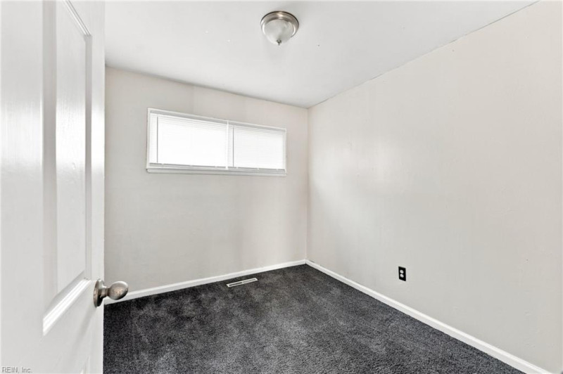 Photo 16 of 25 residential for sale in Chesapeake virginia