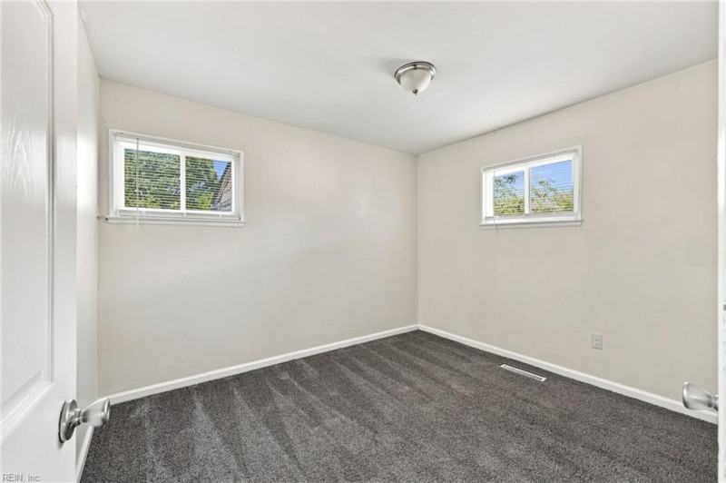 Photo 18 of 25 residential for sale in Chesapeake virginia